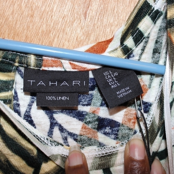 TAHARI Luxe Linen Palm Print Short Sleeve Blouse with Buttons Down the Back - Picture 4 of 6